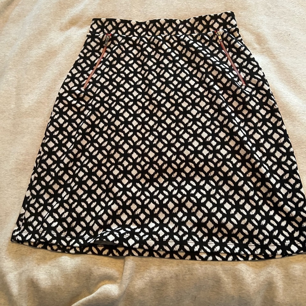 Le Lis stretch black and white A-line skirt with red zipper pocket detail sz M